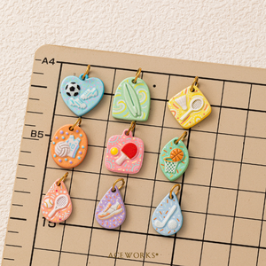 Galerie de breloques sportives pastel |   Pendentifs en acier inoxydable plaqué or 18 carats PVD, émail peint à la main, tennis, football, basketball, golf, surf - Product Image 4