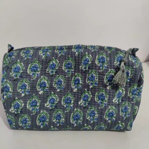 Juego de tres bolsas acolchadas de algodón con estampado floral para cosméticos elegantes y organización de viajes Juego de bolsas de maquillaje con estampado floral - Product Image 4