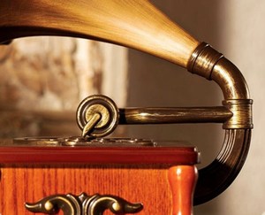 Gramófono moderno de cobre y madera para decoración del hogar, hotel, oficina, obra maestra antigua para los mejores regalos únicos, decoración al por mayor 2023 - Product Image 2