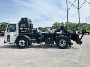 LISTO PARA CONDUCIR - NUEVO CAMIÓN BATTLELESS LNT 4X2 GALBREATHHSS SLCH-113 CON CONTENEDOR Y MANIPULADOR, MODELO 2023 - Product Image 5