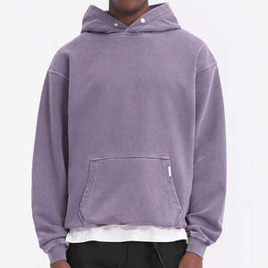 Sweat à capuche pour homme, style streetwear contemporain, conçu pour un confort décontracté, structure raffinée, présence élégante, coupe-vent, respirant - Product Image 3