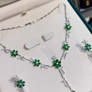 Ensemble de bijoux raffinés Hallmark, collier en argent plaqué or vintage avec pendentif fleur en cristal vert pour les fêtes - Product Image 2