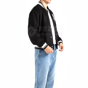 Inspirado en el diseño atemporal Chaqueta de invierno Letterman para hombre con cuello levantado Logotipo frontal Estilo deportivo Impermeable y ecológico - Product Image 5