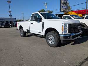Ford Super Duty F-250 SRW XL 4WD Regular Cab Pickup d'occasion 2026 avec moteur essence V8 de 6,8 L - Product Image 3
