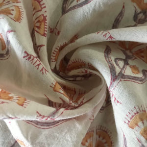 Tissu en coton imprimé à la main – Motif floral stylisé Buti |   Jaune moutarde et rouge bordeaux sur fond blanc naturel - Product Image 2
