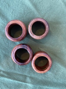 Ronds de serviette en résine de qualité supérieure avec motifs abstraits colorés et idéaux pour les aménagements de table à manger artistiques et modernes - Product Image 3