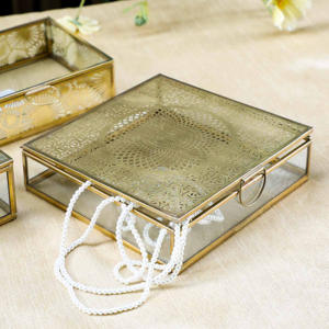Boîte de rangement à bijoux en verre gravé en métal doré de luxe personnalisée faite à la main avec conception personnalisée pour affichage ou décoration - Product Image 6