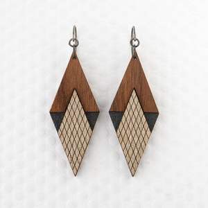 Boucles d'oreilles pendantes en forme de cœur géométrique de style ange, en bois et en résine, faites à la main, avec des couleurs personnalisables - Product Image 4