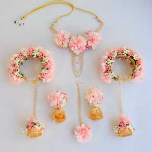 Conjunto de joyas florales Haldi hechas a mano para novia para ceremonia Mehndi boda incluye collar Tikka pendientes brazaletes islámicos - Product Image 1