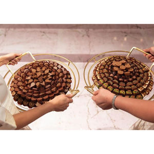 Plateau à chocolat Élégance avec motif de feuilles ornées Porte-dessert en métal Chocolats Parfait pour les cadeaux ou les occasions spéciales - Product Image 3