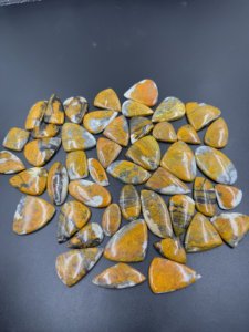 Alta calidad Natural Bumble Bee Gemstone Bumble Bee Cabochon Mix Forma y tamaño Lote al por mayor Piedras preciosas sueltas para la fabricación de joyas - Product Image 2