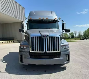 Camion semi-remorque Western Star 57X d'occasion, robuste, modèle 2024, avec cabine couchette à toit surélevé de 72 pouces - À vendre - Product Image 1