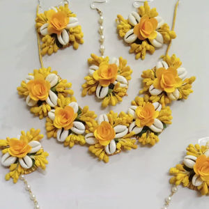 Ligero y cómodo de usar, conjunto de joyería nupcial de concha Floral amarilla hecha a mano, collar, pendientes, Mang Tikka Hath Phool - Product Image 1