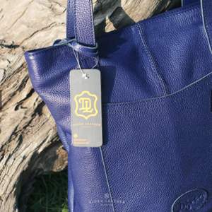 Sac fourre-tout exclusif en cuir bleu marine Sac à main élégant pour femmes avec compartiment spacieux et finition haut de gamme d'Indonésie - Product Image 3