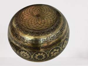 Grand bol chantant de 16 pouces de diamètre Pieds de bouddha gravés par des artisans du Népal Yoga-Session Grands bols de guérison Méditation - Product Image 2