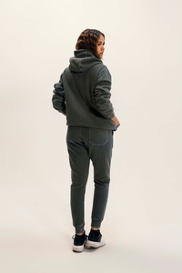 Conjunto Deportivo de Dos Piezas para Mujer, Color Gris Carbón, Ropa Deportiva al por Mayor, OEM, Transpirable, Corte Holgado, Sudadera con Capucha y Pantalones Ajustados - Product Image 2