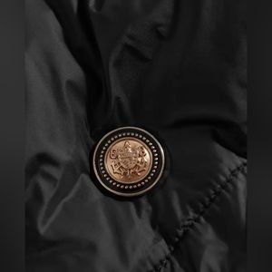 Chaqueta ligera de plumón de pato negro para mujer, cuello de doble botonadura, cintas decorativas, chaqueta acolchada de longitud corta, ajuste Regular para invierno - Product Image 3