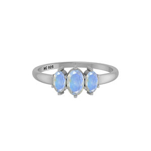 แหวนเงินแท้ 925 ประดับมูนสโตนสีรุ้งทรงรีสามเม็ด ดีไซน์หรูหราทันสมัย เหมาะสำหรับทุกเพศ เป็นของขวัญแต่งงานสำหรับเธอ - Product Image 1