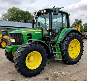 Tracteur à roues John Deere 7230R 70HP, conçu pour un confort de maniement supérieur et une productivité à 100 %. - Product Image 2