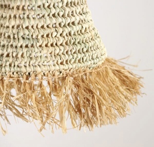 Abat-jour de lampe suspendu en feuilles de palmier et en raphia marocain fait à la main - Product Image 4