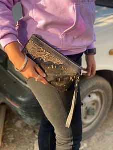 Pochette en cuir à main pour femmes, porte-monnaie élégant en fourrure métallique noire, portefeuilles uniques pour femmes - Product Image 3