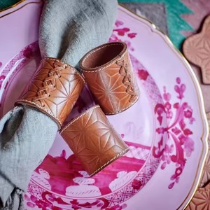 Servilleteros clásicos de cuero para profesionales de la hostelería que organizan cenas de lujo y elegantes fiestas navideñas - Product Image 1