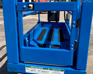 Plateforme élévatrice à ciseaux électrique Genie, capacité 227 kg, plateforme de travail aérienne compacte bleue, autopropulsée, pompe à moteur, boîte de vitesses, 8 m - Product Image 4