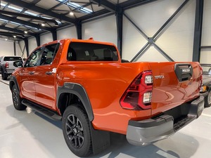 Toyota Hilux 2025 Diésel SUV 4.1-6L Automática 50,001-75,000 Millas Asientos de Cuero Techo Solar En Venta - Product Image 4