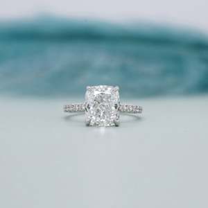 Anillo de Compromiso Certificado por IGI con Halo Oculto, Corte Cojín y Banda Pavé con Diamantes - Product Image 1