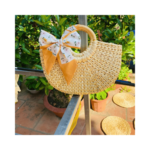 Bolsa de jacinto de agua textura trenzada suave con bolsillo interior con cremallera y borla para estilo de vacaciones y viajes de compras, hecho en Vietnam - Product Image 1