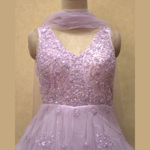 Elegante vestido rosa lavanda con delicados golpes y lentejuelas brillantes hecho a mano para la elegancia moderna de la India al por mayor - Product Image 2