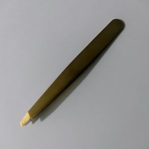 Pinzas para cejas inclinadas Acero inoxidable de grado médico de alta calidad Hecho con titanio permanente Color dorado - Product Image 1