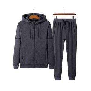 Ensemble de jogging de qualité supérieure pour homme, sweat-shirt à capuche avec poches latérales et pantalon de survêtement - Product Image 4