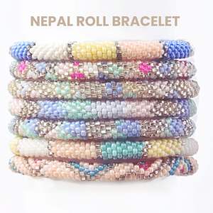 Bracelet en crochet de style bohème Bracelet à perles tribales fait à la main Bijoux éthiques Népal Bijoux faits à la main culturels - Product Image 3