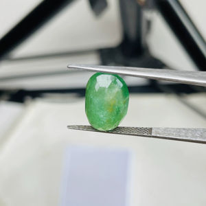 พลอยมรกตแซมเบียธรรมชาติ ทรงรี 6.50 กะรัต คุณภาพดี ประกายสวยงาม สีเขียวสวยงาม ขัดเงาอย่างสมบูรณ์แบบ เหมาะสำหรับทำเครื่องประดับทุกประเภท - Product Image 5
