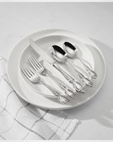 Ensemble de couverts élégant et contemporain en acier inoxydable, parfait pour améliorer l'ambiance de la cuisine moderne et les réglages de la table à manger