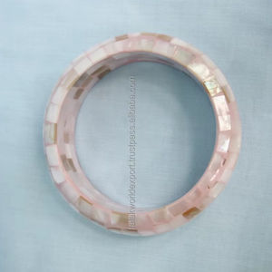 Bracelet manchette en nacre glamour et chic de haute qualité pour femmes bijoux en perles de style animal pour les fêtes et les occasions spéciales - Product Image 1