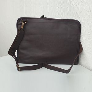 Housse élégante pour ordinateur portable en cuir véritable avec bandoulière détachable, fermeture à glissière - Product Image 1