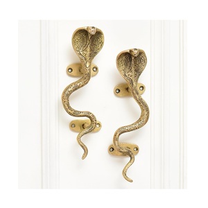 Acabado en oro antiguo o latón pulido que realza los detalles mientras añade un encanto vintage. - Product Image 6