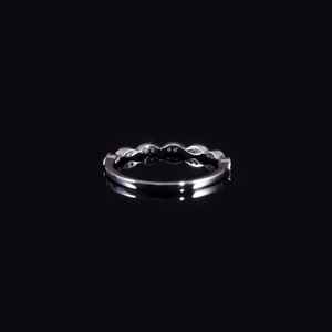 Anillo de diamantes de moissanita Marquesa hecho a mano de excelente calidad en plata maciza para propuestas o aniversarios disponibles para la venta - Product Image 4