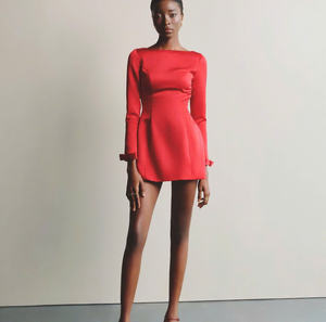 Vestido Mini Rojo Clásico Refinado de Manga Larga, Silueta Perfectamente Favorecedora, Hecho en Vietnam - Product Image 2