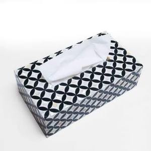 Caja de pañuelos de diseño rojo de estilo tradicional para decoración de mesa de comedor y oficina en casa con aspecto elegante y uso funcional diario - Product Image 1