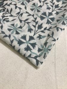 ผ้าฝ้ายพิมพ์ลายด้วยมือ ลายเถาวัลย์ดอกไม้ทั่วผืน สีเขียวอมฟ้าและเขียวเข้ม บนพื้นผ้าสีธรรมชาติ - Product Image 4