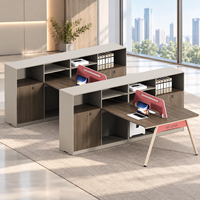 Poste de travail de bureau pour quatre personnes avec armoire de rangement, aménagement modulaire et écran de confidentialité pour bureau commercial