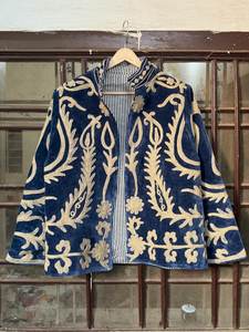 Chaqueta Azul Marino de Terciopelo con Bordado Suzani, Abrigo Bohemio con Flores Doradas, Prenda Étnica Hecha a Mano para Festivales - Product Image 6