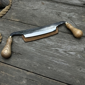 Moyen Drawknife. Lame de rasoir. Forgé à la main en acier au carbone trempé, manche en bois de frêne, avec étui en cuir - Product Image 1