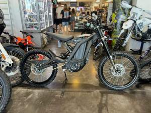 Nouvelles ventes pour la moto tout-terrain Sur-Ron Ultra Bee Light Bee X Black Edition 2024 - Product Image 3