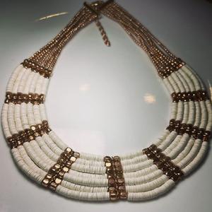 Collares en capas con cuentas de vidrio hechos a medida con hueso de vidrio y cuentas de metal en beige y cuentas doradas - Product Image 1