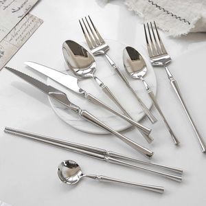 Elegante juego de cubiertos de acero inoxidable con acabado de alto brillo perfecto para cocinas modernas y mesas de comedor de lujo - Product Image 1