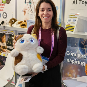 Jouet en peluche interactif intelligent AI avec deux écrans LCD de 1,28 pouces, plus de 40 langues, clonage vocal ChatGPT et contrôle parental pour les enfants - Product Image 1